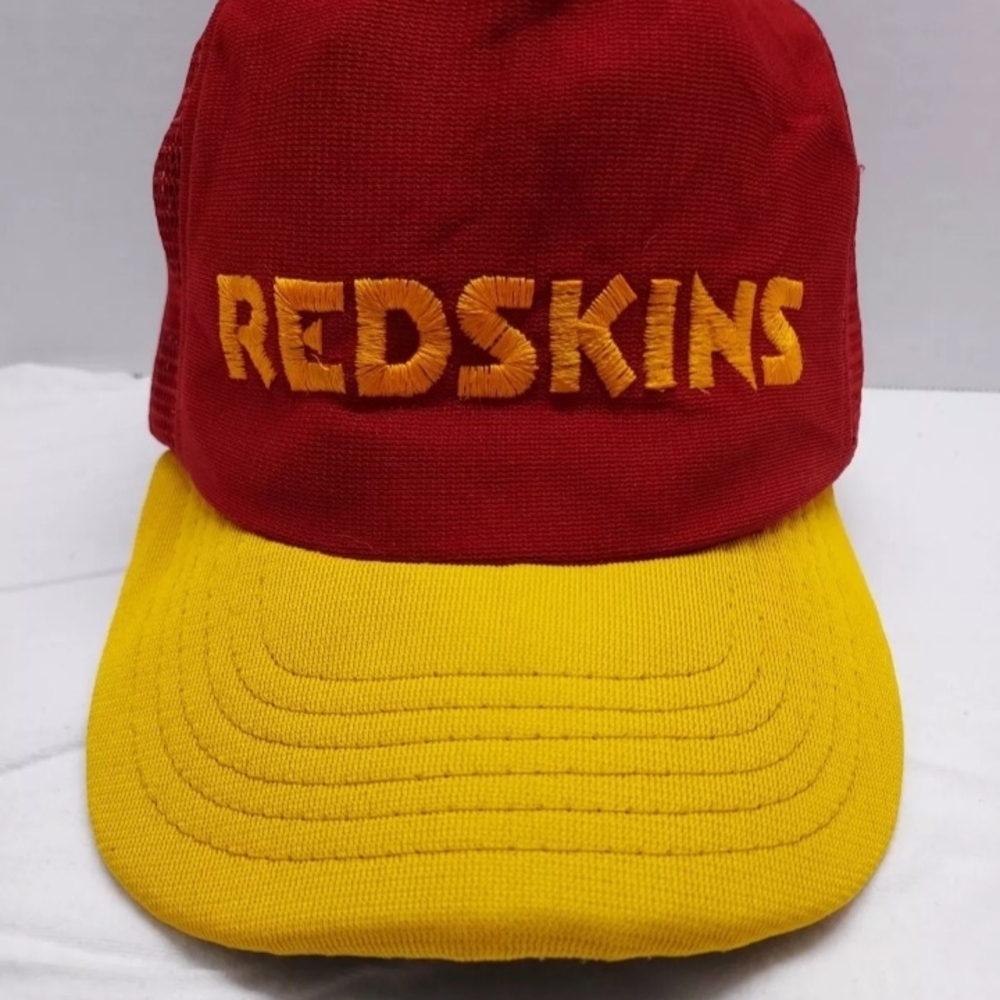 1980/1990's Vintage WASHINGTON REDSKINS Mesh Back Snapback Cap.  Good Condition
